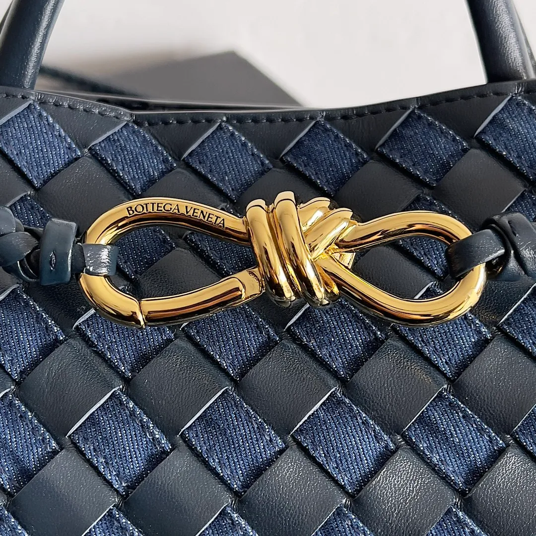 Batch 1960 BOTTEGA VENETA's new ANDIAMO handbag. This denim woven bag perfectly interweaves retro and trendy! Each strand of hand-woven denim carries ingenuity, and the color-blocking design breaks away from the norm. Not only is the capacity impressive, it also adds fun and cuteness, making it easy to hold various styles. Exquisite metal accessories shine on the ruggedness of denim, coexisting toughness and femininity. Denim has its own youthful and energetic attributes, giving people a retro, classic and relaxed and free feeling. During the weaving process of this bag, the denim is hand-woven into the leather through small gaps. The skills are quite exquisite! Not to mention the capacity, it can accommodate an umbrella and a water cup! Style number: 743568 Size: 25*22*10.5cm